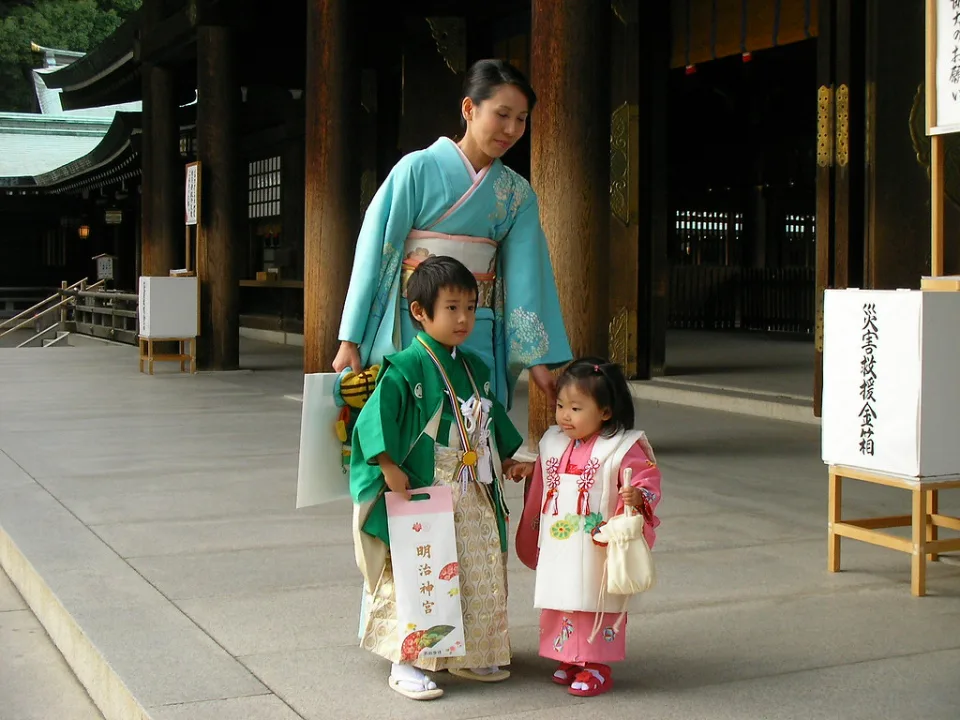 ตัวอย่างภาพกิโมโนะ (mother and children โดย kanjiroushi / Flickr CC BY 2.0 — เป็นภาพประกอบ ไม่ใช่ภาพถ่ายจริงของร้าน 和装カジウラ)