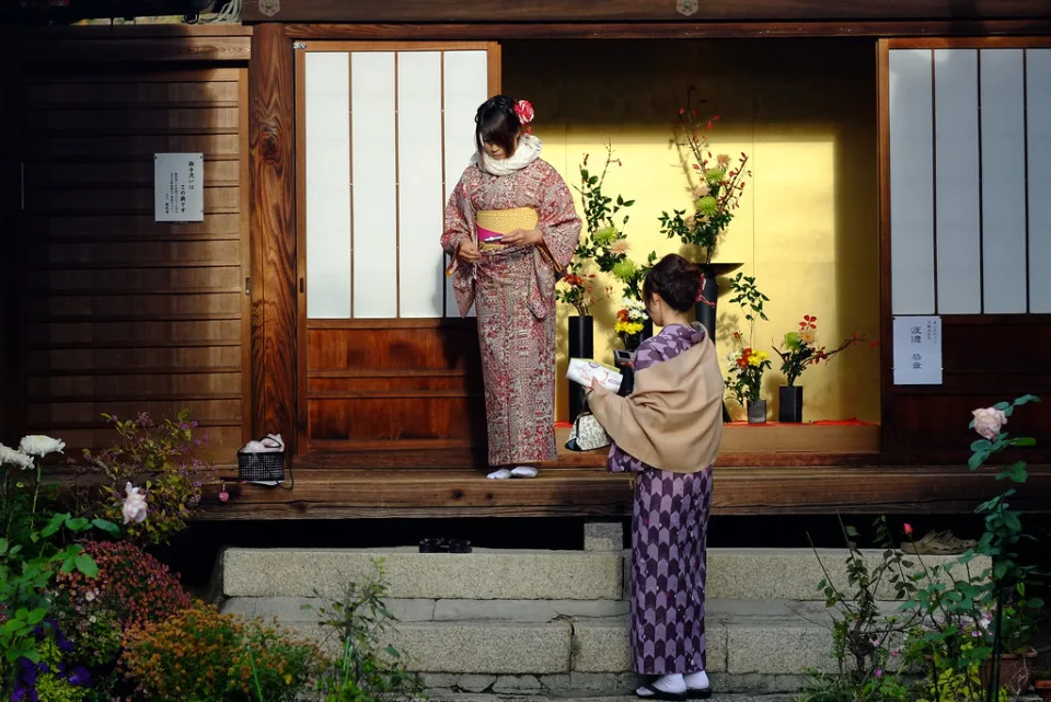 ตัวอย่างภาพกิโมโนะ (Kimono Women โดย mrhayata / Flickr CC BY-SA 2.0 — เป็นภาพประกอบ ไม่ใช่ภาพถ่ายจริงของร้าน VASARA)